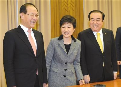 協(xié)商 2月7日，樸槿惠（中）在國會同新國家黨黨首黃祐呂（左）、民主統(tǒng)合黨非常對策委員會委員長文喜相舉行會談。