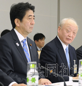 圖為會(huì)議秘書長柳井俊二在發(fā)言。左為日本首相安倍晉三。（共同社）