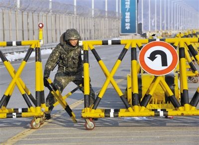 2月13日，朝韓邊境，韓國方面在通往朝鮮金剛山工業(yè)園區(qū)的韓國道路上設(shè)置路障。