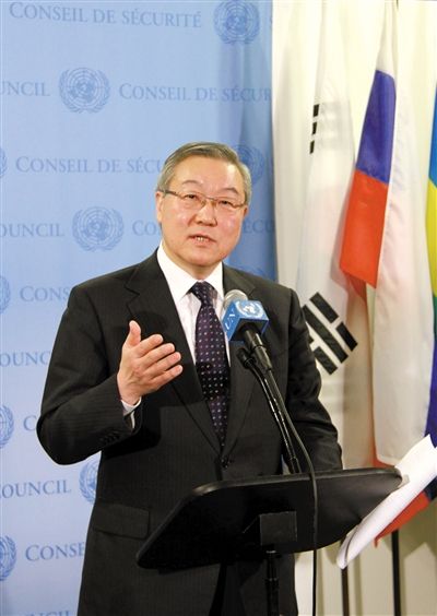 2月12日，安理會(huì)輪值主席國、韓國外交通商部長官金星煥宣讀聲明。新華社發(fā)