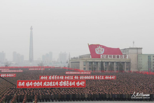 2013年2月14日，朝鮮在首都平壤的金日成廣場舉行了超過10萬人參加的平壤市軍民聯歡大會，慶祝第三次地下核試驗成功。攝影：人民網記者 王莉