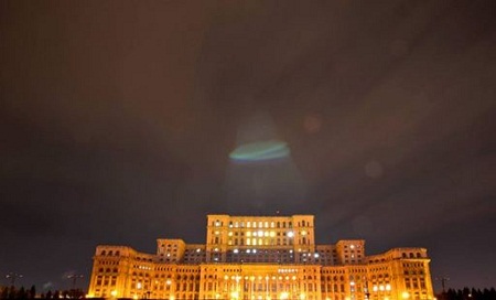 照片中，羅馬尼亞議會大樓上空出現(xiàn)神秘光圈。有人認(rèn)為這是UFO。
