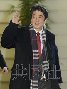 圖為2月21日上午安倍步入官邸。
