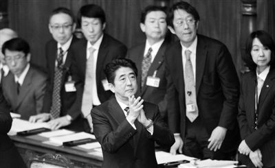 2月28日，日本首相安倍晉三（中）在國會鼓掌。他當天說，希望與中韓重新交好。