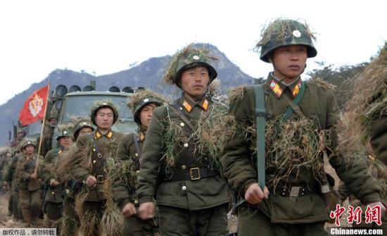 當(dāng)?shù)貢r間3月11日，朝鮮《勞動新聞》刊登大量朝鮮士兵緊張訓(xùn)練的圖片，反制韓美兩國于當(dāng)天啟動的代號為“關(guān)鍵決斷”的聯(lián)合軍演，振奮朝鮮國內(nèi)士氣。