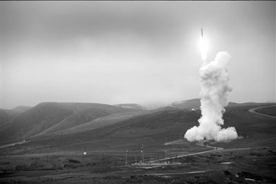 范登堡空軍基地，一枚攔截導(dǎo)彈發(fā)射升空。