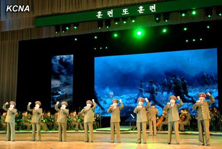 朝鮮人民軍協(xié)奏團(tuán)9日舉辦音樂舞蹈綜合演出，慶祝金正日出任朝鮮國防委員會(huì)委員長(zhǎng)20周年。