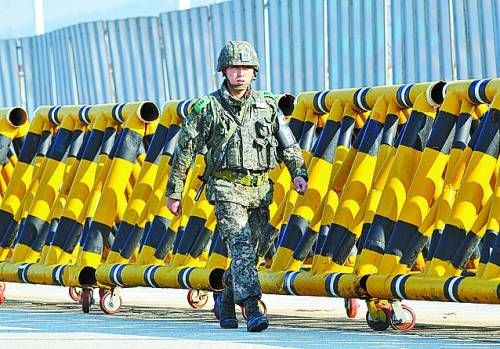 靠近南北軍事分界線的邊境城市坡州距首爾約40公里，韓國(guó)士兵在海關(guān)檢查站附近的統(tǒng)一大橋上設(shè)置了路障并嚴(yán)加檢查。新華社/法新 