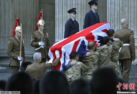 當(dāng)?shù)貢r間4月15日，英國前首相撒切爾夫的葬禮在英國倫敦舉行預(yù)演。據(jù)悉，正式的葬禮將于周三4月17日在倫敦圣保羅大教堂舉行，目前有多名國際政要確認(rèn)將出席。圖為彩排現(xiàn)場。