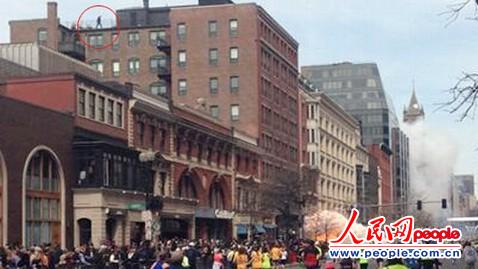 目擊者丹·蘭帕里奧拍攝的照片中，案發(fā)現(xiàn)場建筑屋頂?shù)目梢扇宋锍蔀門witter熱議話題。 圖片來自網(wǎng)絡(luò)