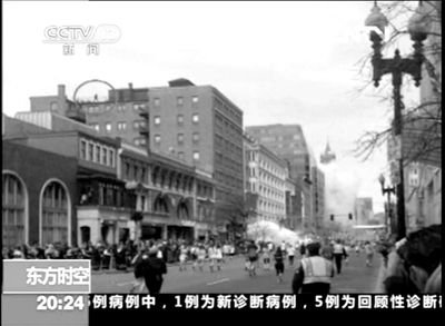 一名馬拉松參賽者15日拍攝的一段視頻中，一個屋頂神秘人引發(fā)各方猜想。央視截屏