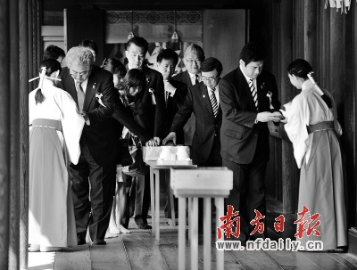 23日，議員參拜完后離開。新華社發(fā)
