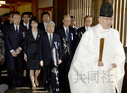 4月23日上午，跨黨派議員團(tuán)體“大家參拜靖國(guó)神社國(guó)會(huì)議員會(huì)”成員參拜了靖國(guó)神社。圖中左三為會(huì)長(zhǎng)尾辻秀久。