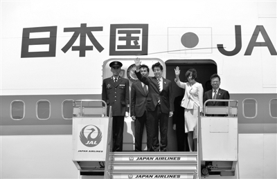 4月28日，日本首相安倍晉三攜夫人一同前往俄羅斯，交流領(lǐng)土和經(jīng)濟(jì)合作問題。這是日本首相十年來首次正式訪問俄羅斯。