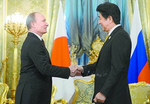 俄羅斯總統(tǒng)普京（左）4月29日在莫斯科與來訪的日本首相安倍晉三會(huì)談。 新華社/法新