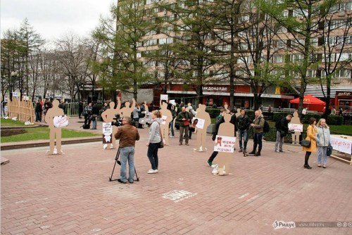 莫斯科市中心新普希金花園6日爆發(fā)“紙片人”集會，諷刺真實游行活動無意義