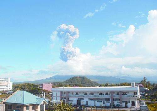 5月7日，菲律賓呂宋島東南部的馬榮火山發(fā)生噴發(fā)。據(jù)報道已造成5人死亡。
