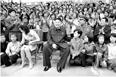 5月19日，朝鮮最高領(lǐng)導(dǎo)人金正恩與夫人李雪主訪問(wèn)妙香山少年團(tuán)野營(yíng)所，與孩子們合影。