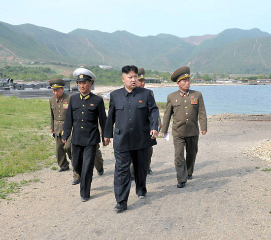 朝鮮《勞動(dòng)新聞》5月27日公開朝鮮最高領(lǐng)導(dǎo)人金正恩視察朝鮮人民軍海軍第291部隊(duì)現(xiàn)場照。
