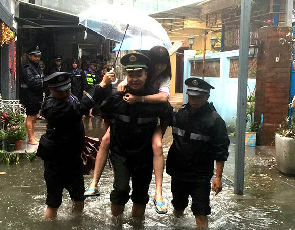 民警從積水處背出被困群眾。