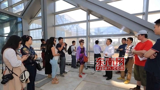 采訪團成員在位于西安金融商務區(qū)的中國銀行建設工地采訪。