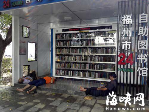 楊橋路邊的自助圖書館，工人占道休息