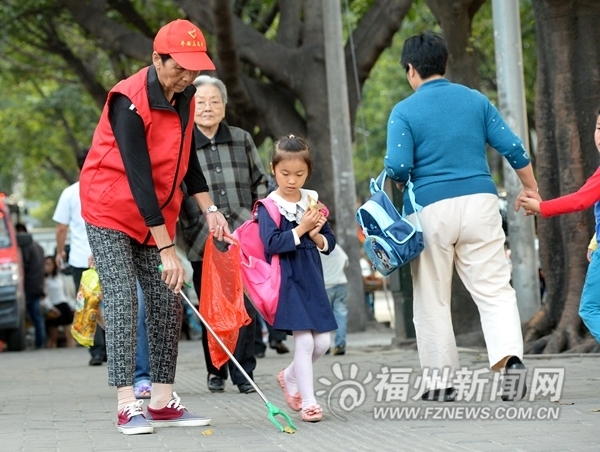 為白發(fā)志愿者點贊！青運白發(fā)志愿者平均年齡55歲