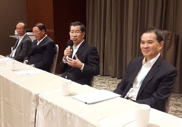 2016兩岸企業(yè)家峰會(huì)5日在金門(mén)登場(chǎng)，峰會(huì)臺(tái)灣方面理事長(zhǎng)蕭萬(wàn)長(zhǎng)（右2）表示，盼望透過(guò)峰會(huì)這個(gè)平臺(tái)，在雙方競(jìng)合中，尋找新的合作模式，以壯大臺(tái)商。圖片來(lái)源：臺(tái)“中央社”