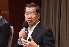 2016兩岸企業(yè)家峰會5日在金門登場，峰會臺灣方面理事長蕭萬長（右2）表示，盼望透過峰會這個平臺，在雙方競合中，尋找新的合作模式，以壯大臺商。圖片來源：臺“中央社”