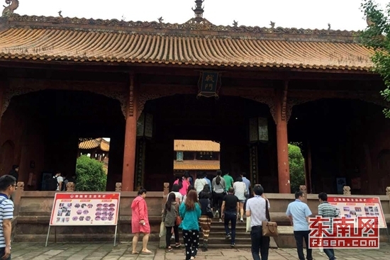 采訪團一行走進(jìn)德陽文廟