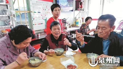 老人歡聚一堂，共享免費午餐。