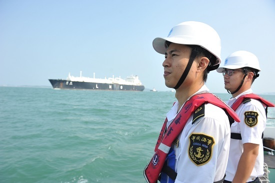 海事人員現(xiàn)場監(jiān)護大型液化天然氣船舶進(jìn)出港.jpg