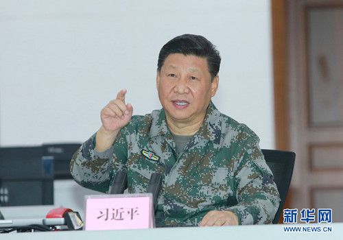 10月25日上午，中共中央總書記、國家主席、中央軍委主席習(xí)近平到南部戰(zhàn)區(qū)視察調(diào)研。這是習(xí)近平視察指揮大廳，實(shí)地了解戰(zhàn)區(qū)聯(lián)合作戰(zhàn)指揮體系構(gòu)建運(yùn)行情況，勉勵(lì)戰(zhàn)區(qū)發(fā)揚(yáng)改革創(chuàng)新精神，持續(xù)深化實(shí)踐探索，加快把指揮能力搞過硬。 新華社記者李剛攝