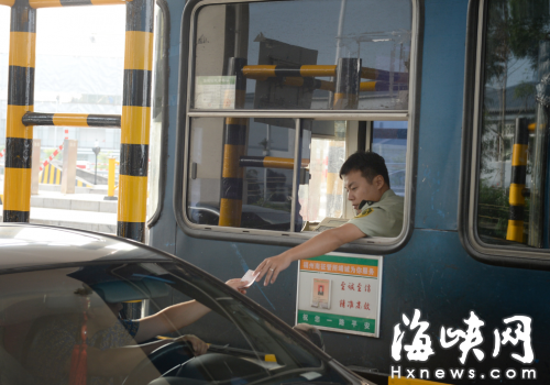 高速收費站收費員長期在這樣的環(huán)境中工作，影響健康