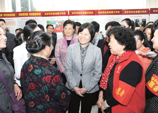 4月16日，沈躍躍在武漢市百步亭社區(qū)調(diào)研時，與社區(qū)志愿者親切交談。記者 楊睿 攝