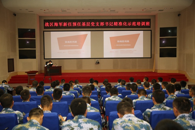 洪武子在為海軍官兵講解古田會(huì)議精神。 古田會(huì)議紀(jì)念館供圖